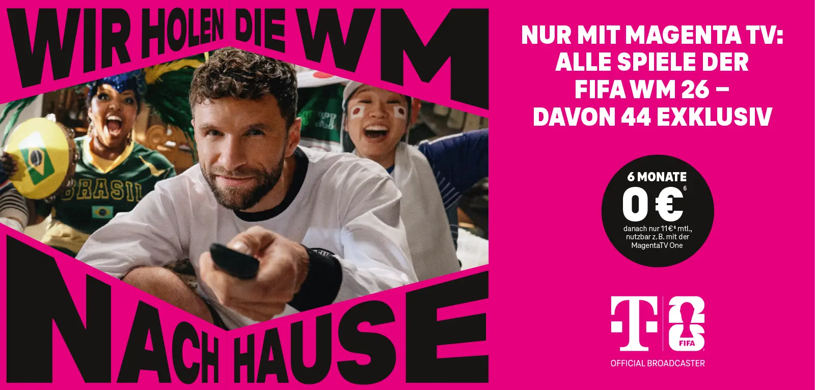 MagentaTV Werbung: Fans schauen FIFA WM 26, Mann mit Fernbedienung vorne